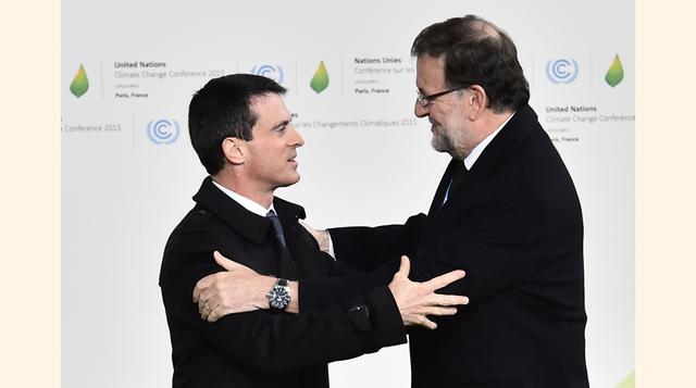 El primer ministro de España, Mariano Rajoy (derecha) es recibido por el Primer ministro de Francia, Manuel Valls, a su llegada a la Conferencia Mundial del Cambio Climático (COP21), en Le Bourget, fuera de Paris. (Foto: AP)