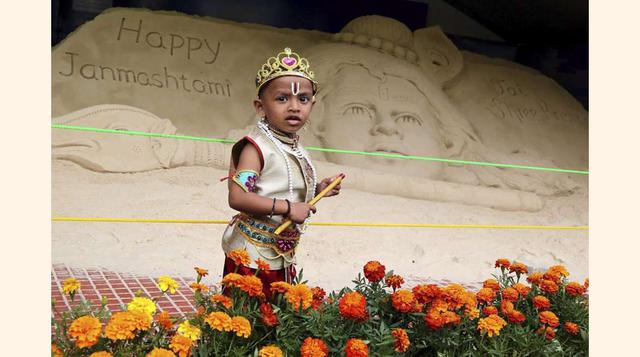 En la imagen, un niño hindú disfrazado del dios Krisna posa para una foto durante la celebración del festival Janmashtami. (foto.msn)