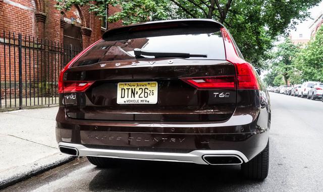 Como era de esperarse, hay una larga lista de sistemas de contención complementarios y para niños y funciones de seguridad dentro del vehículo. Por algo los antiguos Volvo obtenían calificaciones legendarias: se las merecían. Por suerte, no se activó la p