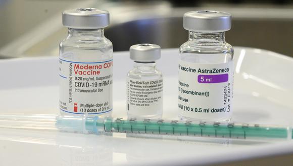 La imagen muestra viales de las vacunas Moderna, Pfizer/BioNTech y AstraZeneca. (Foto: THOMAS KIENZLE / AFP)