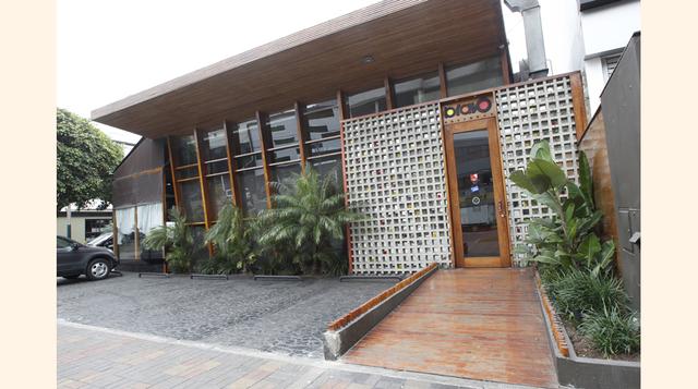 Bravo, moderno espacio ubicado en San Isidro que cautiva desde el inicio del viaje gastronómico y por una exuberante barra con los mejores cócteles.