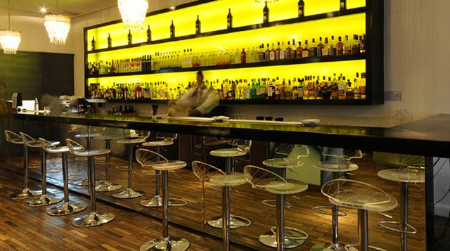 Barra coqueta y platillos gourmet en Leopoldo en una cuadra divina del boulevard Cerviño se encuentra uno de los lugares más chic de la ciudad. El bartender italiano Carlo Contini prepara tragos de lujo. (Foto:Revista)