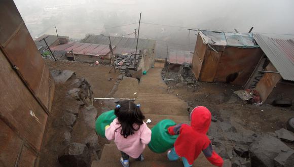 Hogares en condición de pobreza o pobreza extrema recibirán un bono único de S/ 380 por la declaratoria de emergencia nacional debido al coronavirus en el Perú. (Foto: AFP)