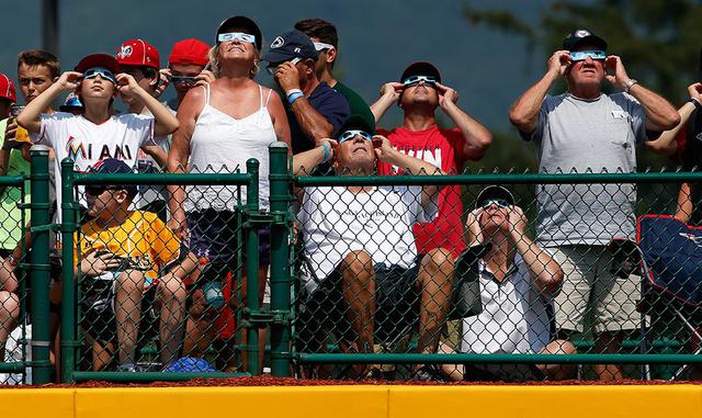 13. El eclipse total de Sol dejó a oscuras a los espectadores durante poco más de dos minutos. Fue visible en una franja de 113 kilómetros de ancho, para convertirse en el primero en atravesar el continente americano de costa a costa desde 1918.