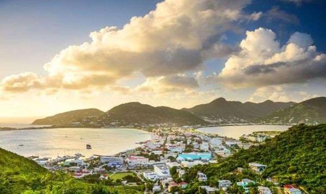 SINT MAARTEN. Sint Maarten es un país insular situado en el mar Caribe y que forma parte del Reino de los Países Bajos, aunque presenta una división en su territorio: la parte norte pertenece a la República Francesa (Territorio Francés de Ultramar Sain-Ma