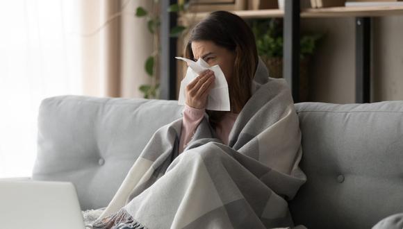 Si no hay fiebre, es más probable que se trate de un resfriado. Pero también hay casos de COVID-19 sin fiebre. (Foto: iStock)