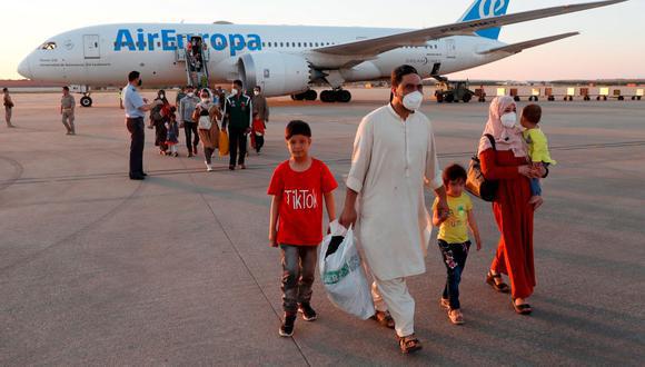 Los afganos desembarcan de un avión que aterrizó en la base aérea de Torrejón de Ardoz, a 30 km de Madrid, el 20 de agosto de 2021. (Foto: MARISCAL / POOL / AFP).