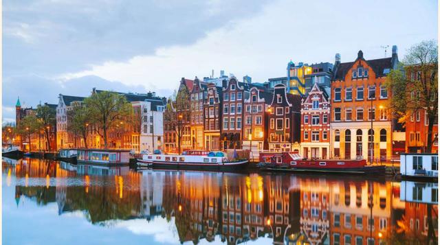 Reguliersgracht, Amsterdam; Construido en 1658, el canal Reguliersgracht le dio su nombre a la calle que se extiende a su lado. Se pueden admirar los numerosos puentes, los bellos edificios y los barcos que se deslizan a cámara lenta por el agua. Una visi