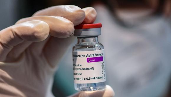 Lote de un poco menos de 300,000 dosis de la vacuna de AstraZeneca llegará al Perú en abril. (Foto: Miguel MEDINA / AFP).