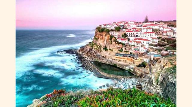 AZHENHAS DO MAR, PORTUGAL. Pequeño pueblo marinero, esta localidad portuguesa situada en la costa de Sintra, en lo alto de un acantilado, tiene un encanto único.
