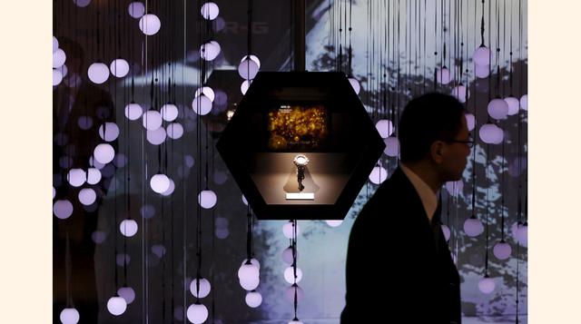 La marca japonesa Casio es otro de los expositores este año, presentando aquí uno de sus ejemplares más lujosos. (Foto: Reuters)