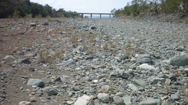 · No atravieses lechos "secos" o cauces abandonados en época de lluvias intensas.