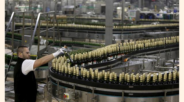 AB InBev acordó vender la participación de un 58% de SABMiller en el emprendimiento conjunto MillerCoors a su socio Molson Coors por US$ 12,000 millones al tiempo que lanzó formalmente una oferta pública de adquisición de más de US$ 100,000 millones por S