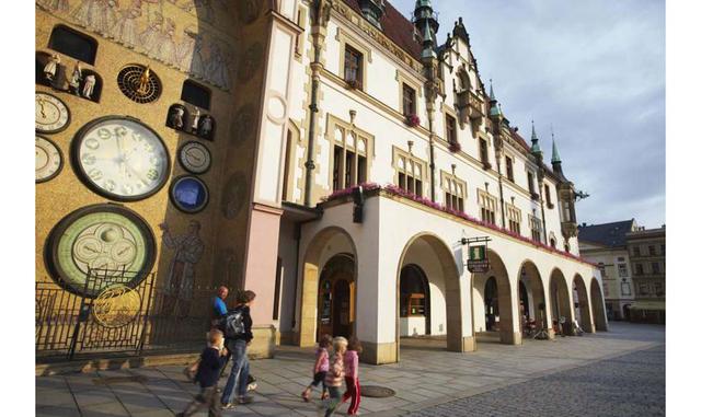 OLOMOUC (REPÚBLICA CHECA). No solo Praga presume de reloj astronómico en la República Checa. En Olomouc, al este del país, otra singular composición de este estilo preside una de las fachadas del Ayuntamiento. Su actual aspecto se remonta a los años 50, p