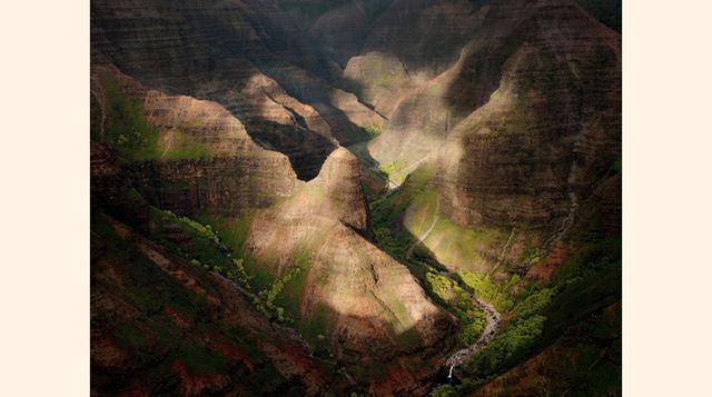 El Gran Cañón del Pacífico, Waimea es uno de los paisajes más bellos que encontramos en Hawai. Situado en la Isla de Kauai, el río Waimea ha creado este cañón con caídas que superan los 90 metros.