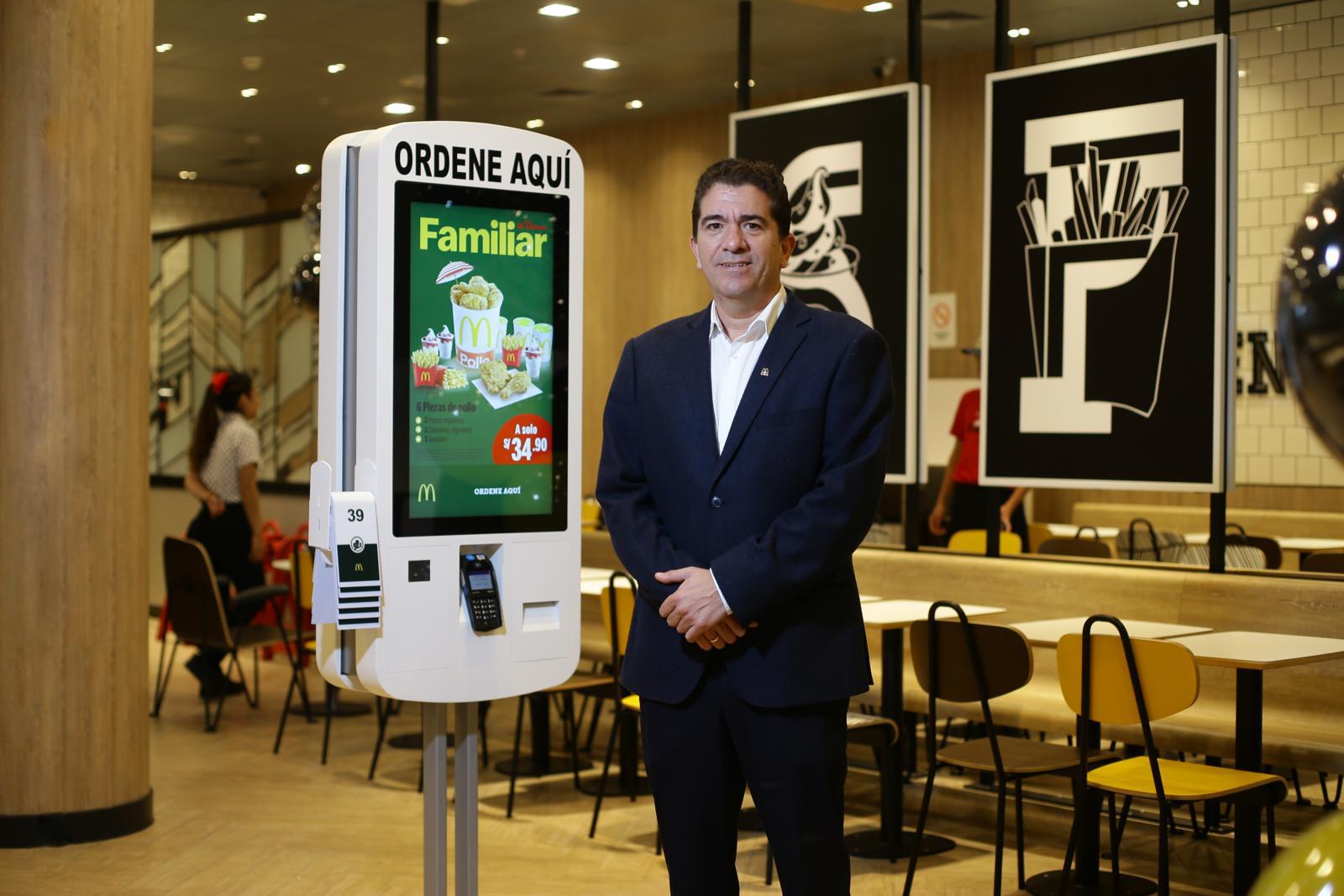 José Carlos Andrade, gerente general de McDonald´s en Perú en el nuevo local de Jockey Plaza, junto al sistema touch screen, parte de la propuesta de Experiencia del Futuro