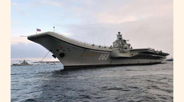 El portaaviones ruso Admirante Kuznetsov de vuelta a la base de Severomorsk de una misión frente a las costas sirias. Casi 3.500 personal militar lleva a bordo el buque botado en 1985, aún en época soviética.