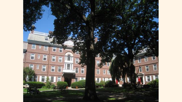 Facebook tiene sus orígenes en un dormitorio de Kirkland House de Harvard, el mismo dormitorio donde Wallace Shawn (la voz de Rex en "Toy Story") vivió durante sus años en Harvard.