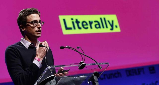 FOTO 6 | 6. Jonah Peretti lee la sección de negocios y deportes del New York Timesmientras se traslada por la mañana
Según The Wire, el fundador y CEO de Buzzfeed se despierta a las 8.30 de la mañana y se va hacia la oficina con la sección de deportes o de negocios del New York Times. También se lleva la New York Magazine (dejó las suscripciones al New Yorker y al Economista cuando nacieron sus gemelos).
Sin embargo, como muchos líderes jóvenes, la forma principal en la que descubre la información es a través de Twitter y Facebook. (Foto: Flickr/TechCrunch)