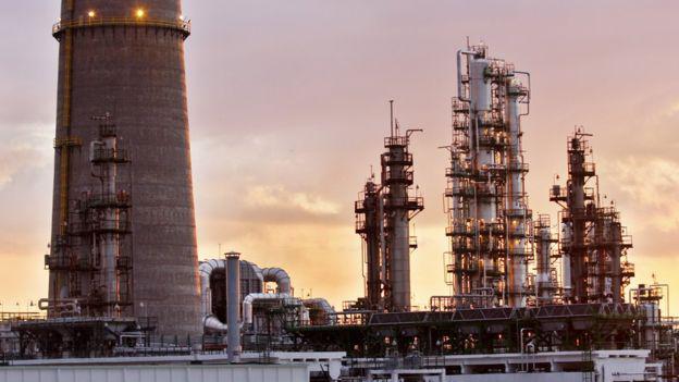 Las bajas tasas de utilización sugieren que Venezuela tendrá que seguir importando gasolina y diésel, materias primas fundamentales para respaldar el régimen del presidente Nicolás Maduro. (Getty Images vía BBC)