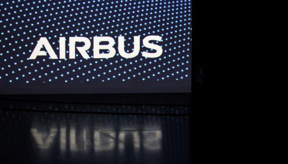 Una foto muestra el logotipo de Airbus durante la conferencia de prensa anual de Airbus en Blagnac, suroeste de Francia, el 16 de febrero de 2023. (Foto de Charly Triballeau / AFP)