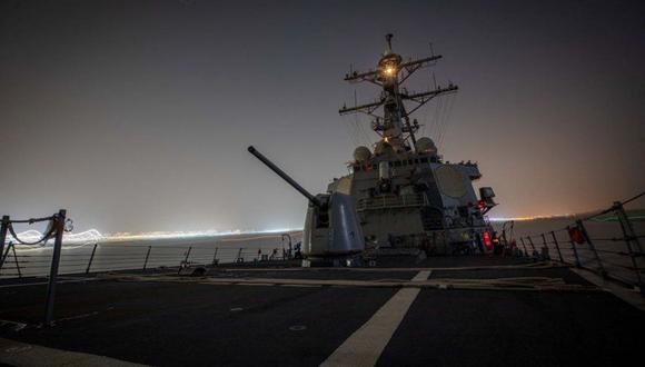En esta imagen obtenida del Departamento de Defensa de EEUU, el destructor de misiles Arleigh Burke USS Carney transita por el Canal de Suez .(Foto: AFP)