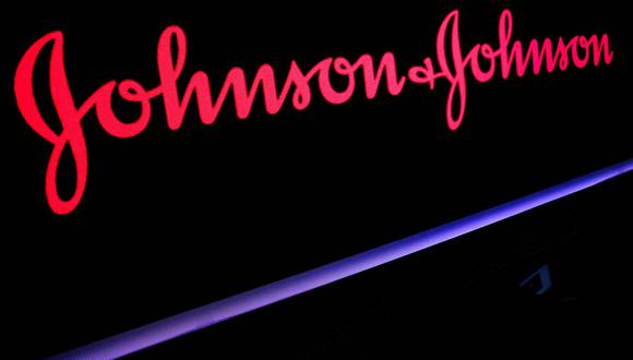 El logotipo de Johnson & Johnson se muestra en una pantalla en el piso de la Bolsa de Valores de Nueva York (NYSE) en Nueva York, EE.UU., el 29 de mayo de 2019. REUTERS/Brendan McDermid/File Photo