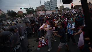 Policías y manifestantes se enfrentan durante protesta en el Centro de Lima