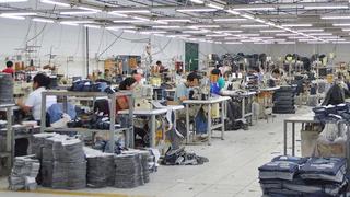 El COVID-19 fuerza el cierre de miles de fábricas de textil en Asia 