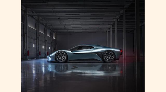 La alta velocidad del coche se ha logrado gracias a un diseño aerodinámico innovador y uso de materiales ultra ligeros. La cabina y el chasis están hechos de fibra de carbono para disminuir el peso total y su ala trasera se levanta en tres posiciones prod