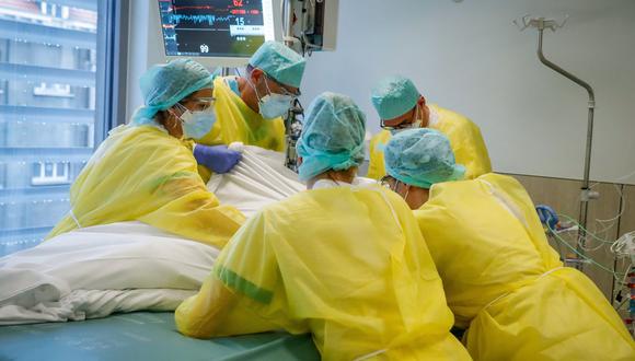 Los médicos colocan a un paciente con COVID-19 en la unidad de cuidados intensivos (UCI) del ala Etterbeek-Ixelles del hospital Iris Sud en Bruselas, Bélgica. (Foto de archivo: EFE / EPA / STEPHANIE LECOCQ)
