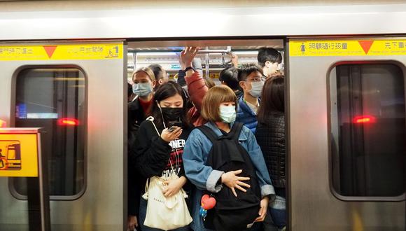 Los pasajeros en un tren de China usando mascarillas ante la alerta del virus de Wuhan. (Foto: EFE)