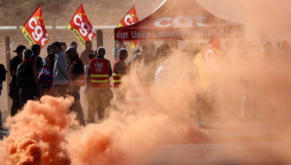 Trabajadores de TotalEnergies durante la huelga en la refinería. (Foto: EFE/Guillaume Horcajuelo).