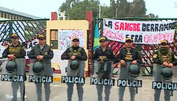 Agentes PNP custodian ingreso de la puerta 3 de la Universidad Nacional Mayor de San Marcos. (Foto: Captura Latina)