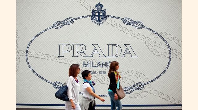 Los hermanos Mario y Martino Prada abrieron su primera tienda en Milán. La nieta de Mario, Miuccia y su esposo, se unieron al negocio y lo expandieron. (Foto: Bloomberg)