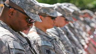 Pentágono levanta prohibición a personas transgénero en filas militares de EE.UU.