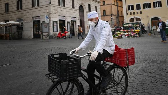 Los italianos pueden salir a trabajar, a consultar el médico o a comprar alimentos. Pero esos desplazamientos deben ser justificados por lo que deben presentar una declaración firmada, que puede ser verificada por la policía. (Photo by Alberto PIZZOLI / AFP)