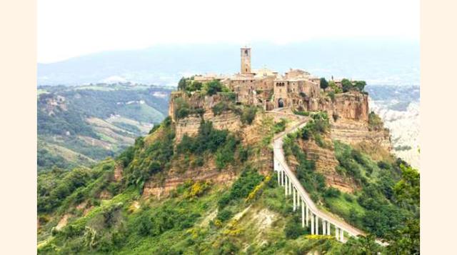 CIVITA DI BAGNOREGIO, ITALIA. Apodada la ciudad que se muere es uno de los pueblos más bonitos y singulares de toda Italia. Pero está a punto de desaparecer ya que la colina de toba donde surge la aldea sufre la erosión continúa de los dos torrentes que c