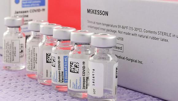 Los frascos de la vacuna Johnson & Johnson de dosis única esperan ser transferidos a jeringas para ser administrados en Los Ángeles, California, el 25 de marzo de 2021. (Frederic J. BROWN / AFP).