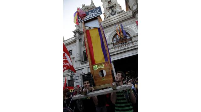 Jóvenes en Valencia cargan la réplica a escala de una guillotina, arma que se usó para decapitar a la última reina de Francia. (Foto: Reuters)