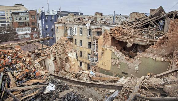 Kharkiv (Ucrania), 30/01/2023.- Los equipos de rescate ucranianos trabajan en un edificio residencial afectado por un bombardeo nocturno ruso en Kharkiv, Ucrania, el 30 de enero de 2023. EFE/EPA/SERGEY KOZLOV
