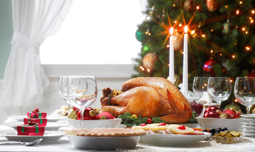 FOTOS 1 | Partir por la base de color: Para poder definir los colores a usar, lo ideal es partir de un punto focal. Este puede ser el mantel o runner y a partir de ellos combinar la vajilla para la mesa y demás accesorios. En estas fechas, el color rojo y verde nunca pasan de moda.