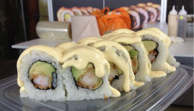 5. Huancaína Roll: Otra propuesta de Hanzo es este maki de sabores peruanos. Viene con langostino empanizado, palta, queso crema, lechuga y una deliciosa salsa huancaína. (Foto: Stephanie Stanbury)