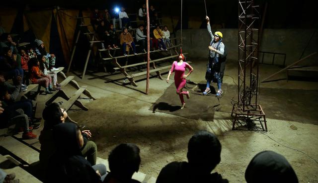 FOTO 1 | Los jóvenes juegan fútbol junto a la carpa de circo Tony Perejil instalada en Puente Piedra. La expansión urbana en la ciudad de 10 millones de habitantes hace que sea difícil encontrar suficiente espacio para instalar una carpa en un vecind