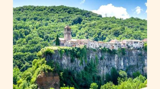 CASTELLFOLLIT DE LA ROCA, ESPAÑA. En Cataluña, en la provincia de Girona, se encuentra este sorprendente pueblo asentado en un espectacular riscal basáltico, que es la consecuencia de la acción erosiva de los ríos Fluviá y Toronell.