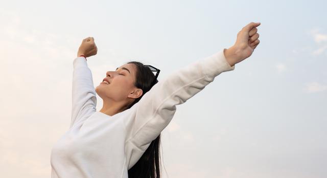 FOTO 2 | 2. No te olvides de respirar
Cuando te encuentras frente a un problema o te sientes abrumado, respirar correctamente te ayuda a soltar la tensión física, tranquilizar el sistema nervioso, traer nueva energía al cerebro y hacer clic en el botón de reset. La respiración es el mejor método para alejar los pensamientos que te hacen sentir estresado o ansioso, y regresar al presente donde puedes hacer cosas desde un estado menta mucho más pacífico. Intenta este ejercicio de un minuto: cierra tus ojos y cuenta diez respiraciones largas y lentas, aspira y expira. Respira profundamente llevando todo el aire que puedas a tu estómago. La mayoría de mis clientes prefieren decirse a sí mismos “inhala uno, exhala uno, inhala dos, exhala dos…” y así continuar para mantener un ritmo natural y pacífico. Concéntrate totalmente en la cuenta, intentando soltar tus pensamientos y distracciones conforme exhalas. (Foto: Freepik)