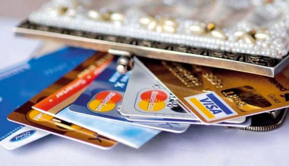 FOTO 8 | 8. Tener más de una tarjeta de crédito: Puede ser visto como irresponsable en términos financieros el tener una billetera llena de tarjetas de crédito pero es, en realidad, inteligente. De acuerdo a John Ulzheimer, experto en créditos en CreditSesame.com, tener solo una tarjeta de crédito puede dañar su récord crediticio, gracias a algo que se llama ratio de utilización de crédito (esto es cuánto del crédito se usa). “Ese porcentaje es muy influyente en su récord crediticio”, explica Ulzheimer. “La gente dice que si uno está en buena forma es porque ha utilizado menos del 50% del crédito habilitado, o 30%, pero en realidad debería estar por debajo del 10%”. (Foto: Difusión)