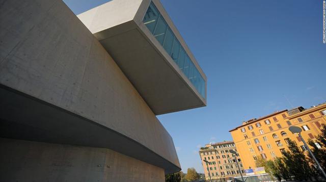 MAXXI: Museo Nacional de Arte del Siglo XXI, 2010 (Roma, Italia). La estructura de 88,392 metros cuadrados se convirtió en el primer museo público nacional de Italia de arte contemporáneo cuando abrió sus puertas en el 2010.