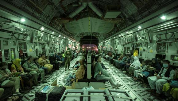 Esta foto tomada el 20 de agosto por la Fuerza de Defensa Australiana muestra a personas a bordo del C-17A Globemaster que son evacuadas desde Kabul, Afganistán. (SGT GLEN MCCARTHY / AUSTRALIAN DEFENCE FORCE / AFP).
