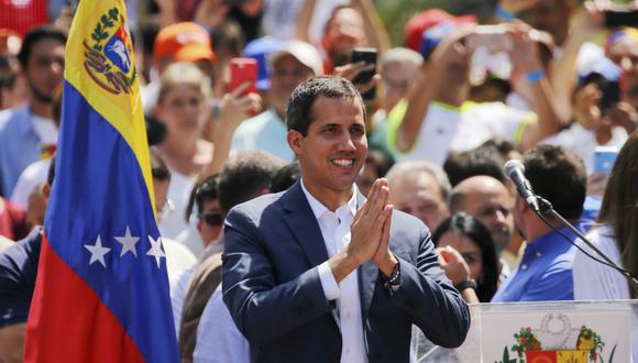 Juan Guaidó avanza en su movilización contra el mandato de Nicolás Maduro. (Foto: AP)